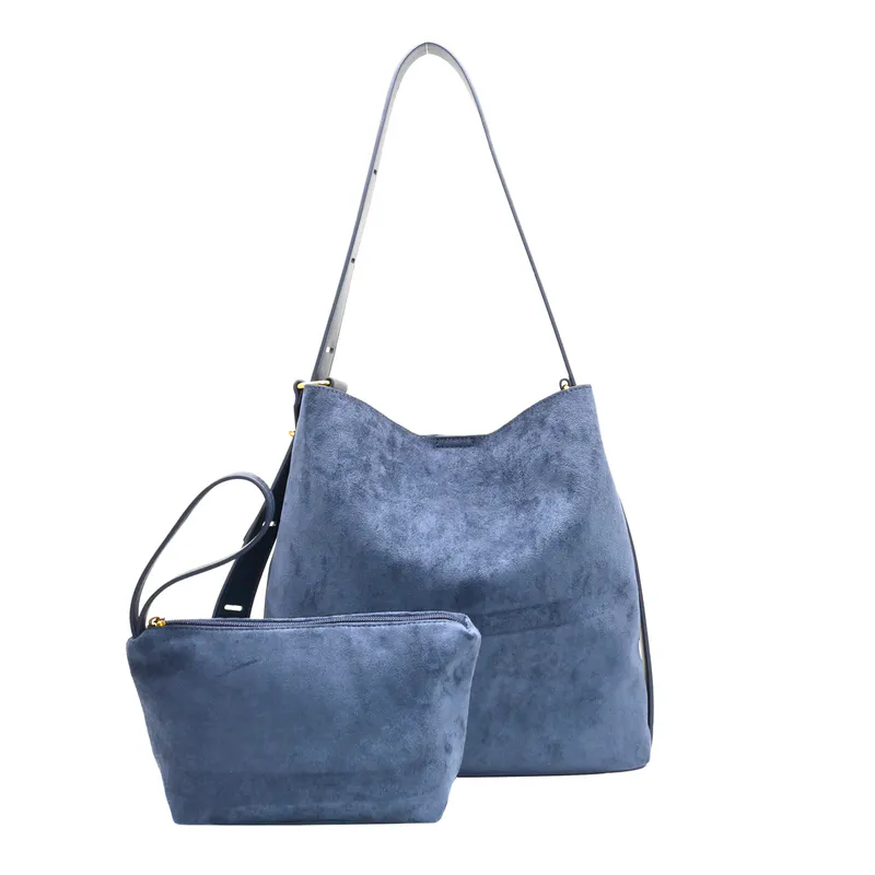 KAROLINE bucketbag i imitert semsket skinn blå