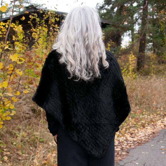 Hovedbilde Strikket poncho i fuskpels svart