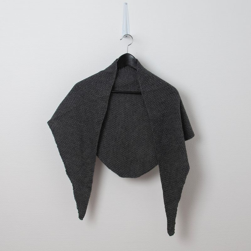 Perlestrikket triangel skjerf - gråmelert