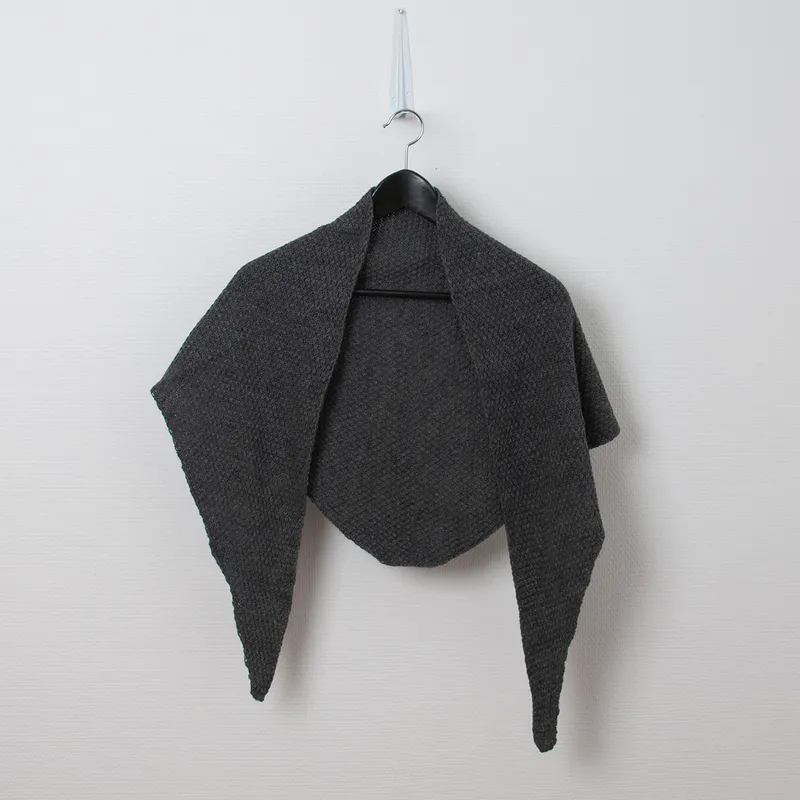 Pärlstickad triangelscarf - grå fläckig
