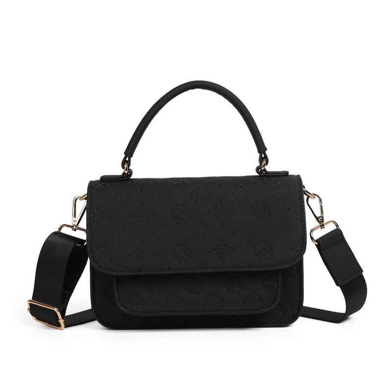 Hillevi clutch svart - elegant veske i imitert skinn med gullfargede detaljer