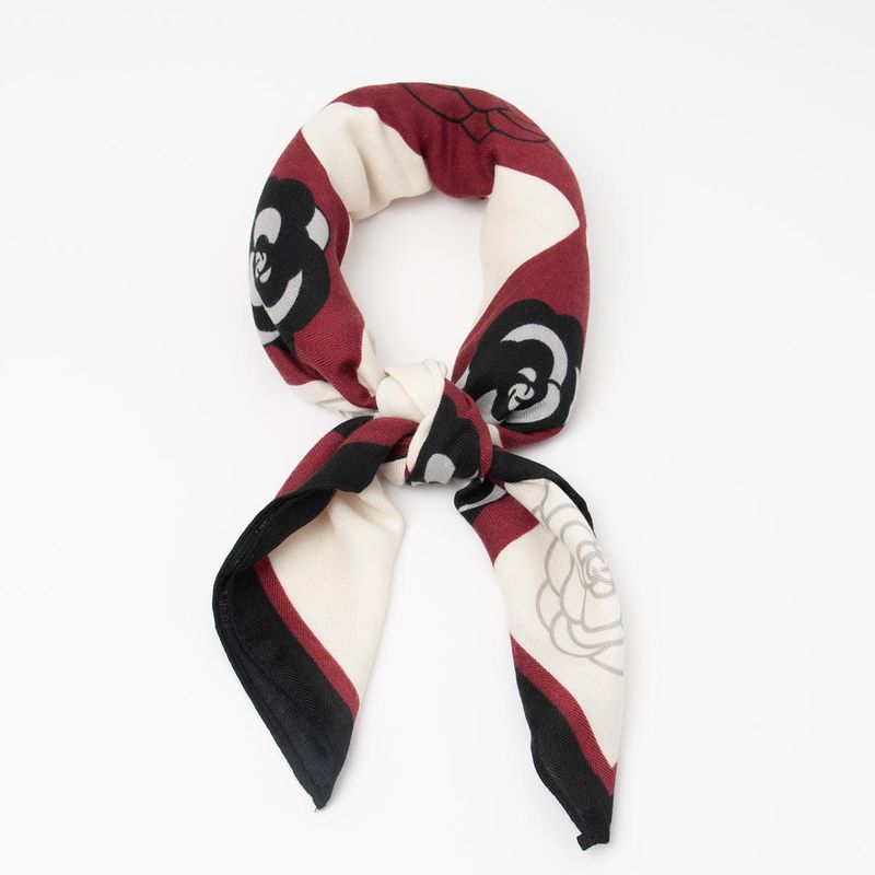 Liten scarf burgunder med blommor - matt polyester 70x70 cm