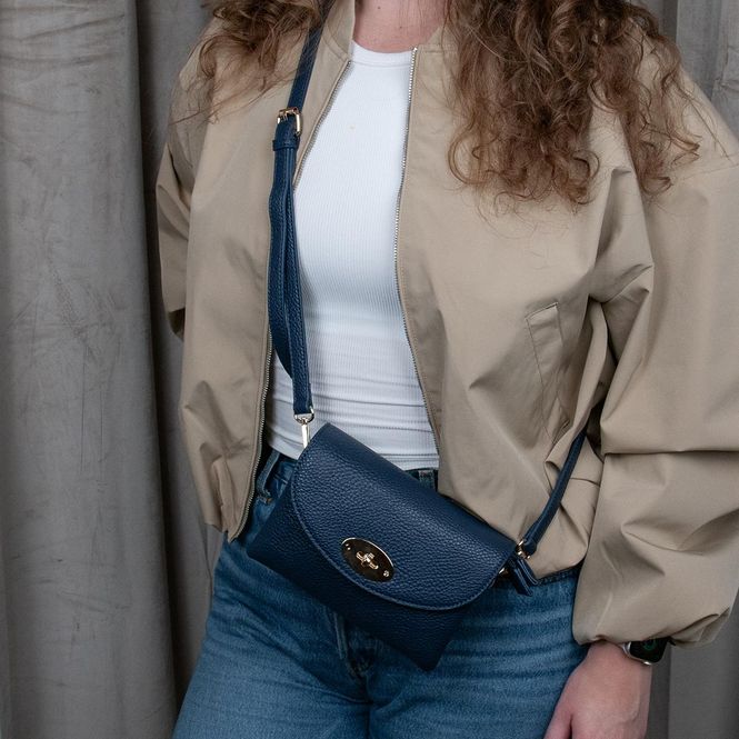 Hovedbilde DANIELLE clutch marineblå i imitert skinn