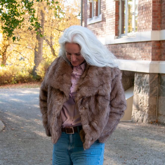 Hovedbilde Fuskpels jakke med stor krage mørk beige