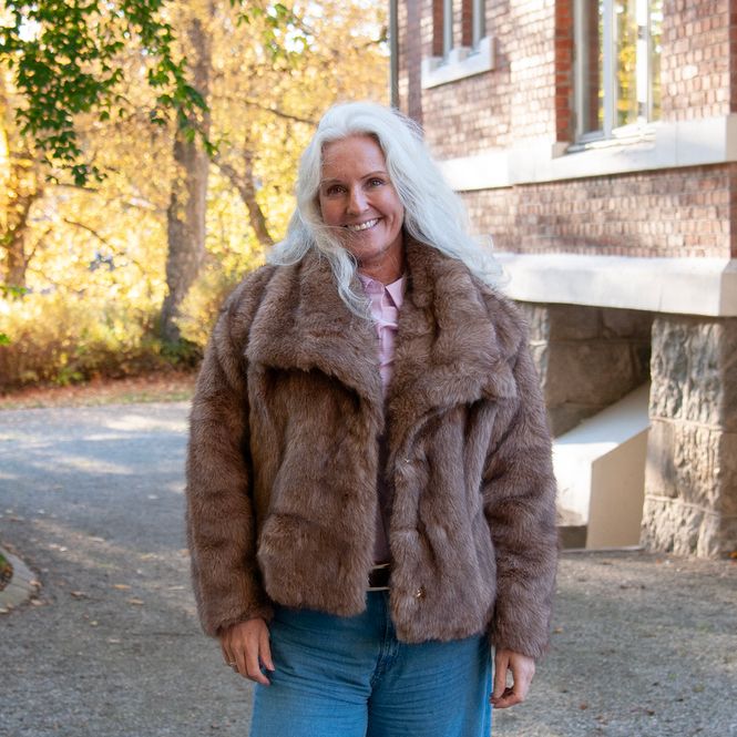 Hovedbilde Fuskpels jakke med stor krage mørk beige