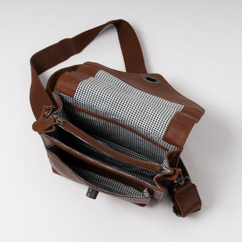 LUCY skinnclutch med låsspenne - brun