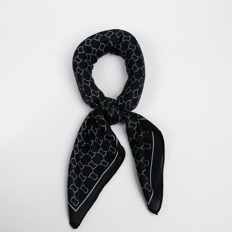 Mönstrad scarf 70x70 cm – klassisk och elegant