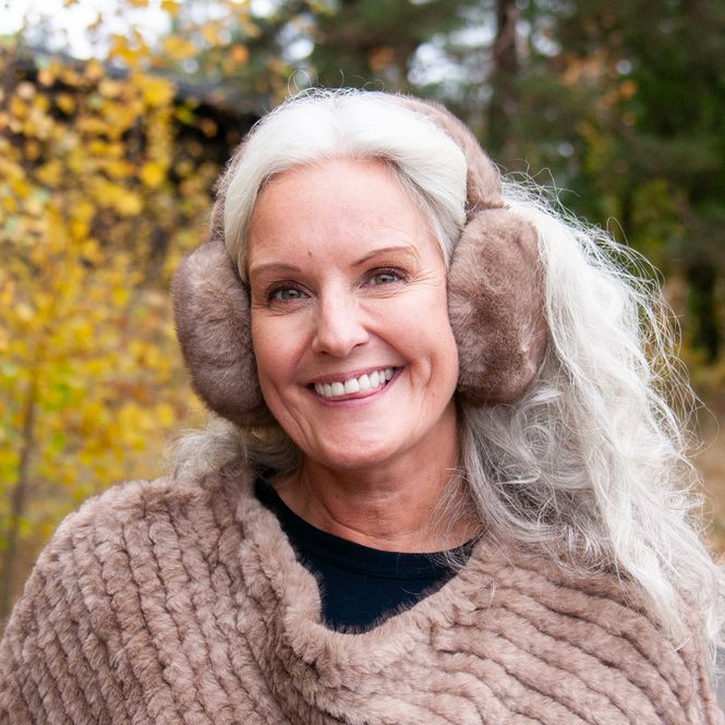 Hovedbilde Ørevarmere i fuskpels mørk beige