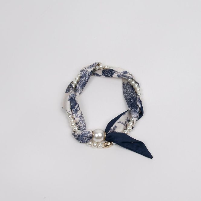 Huvudbild Liten scarf med pärlhalsband beige och marinblå