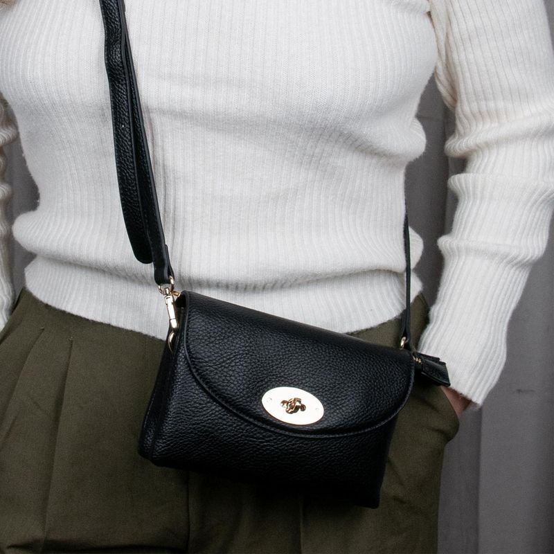 DANIELLE clutch svart i imiterat skinn