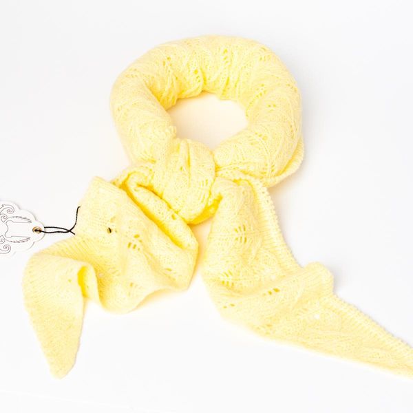 Huvudbild Liten trekantsjal lys gul - stickad scarf i akryl