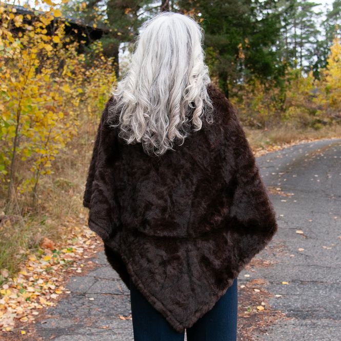 Hovedbilde Glatt poncho i fuskpels kald mørk brun