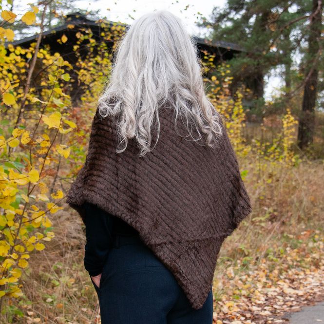 Hovedbilde Strikket poncho i fuskpels mørk brun