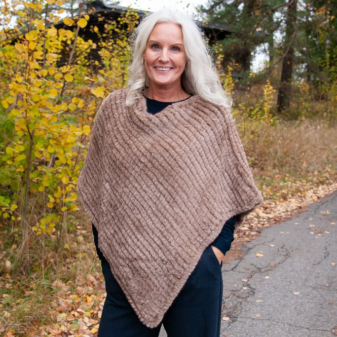 Hovedbilde Strikket poncho i fuskpels mørk beige