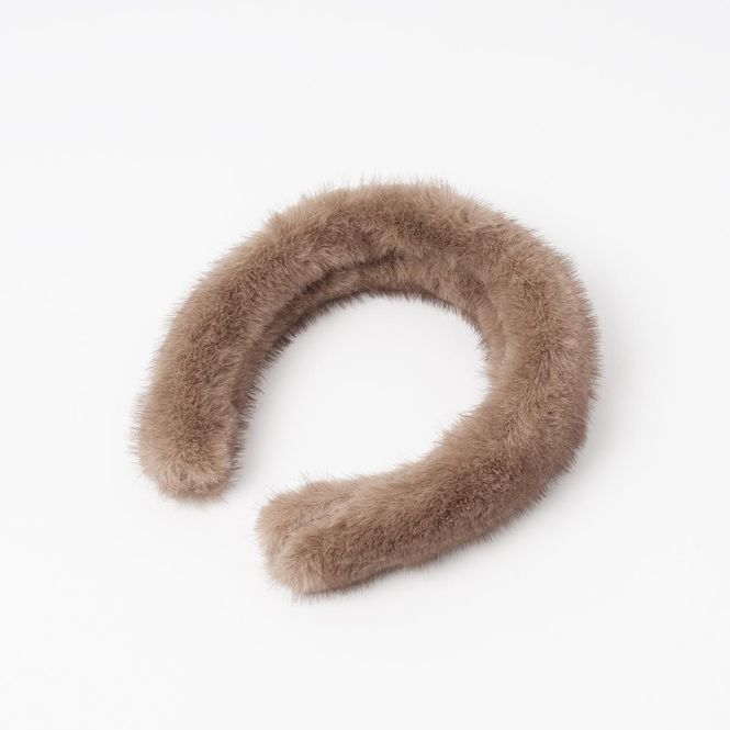 Hovedbilde Beige hårbøyle i fuskpels – tidløs og ...