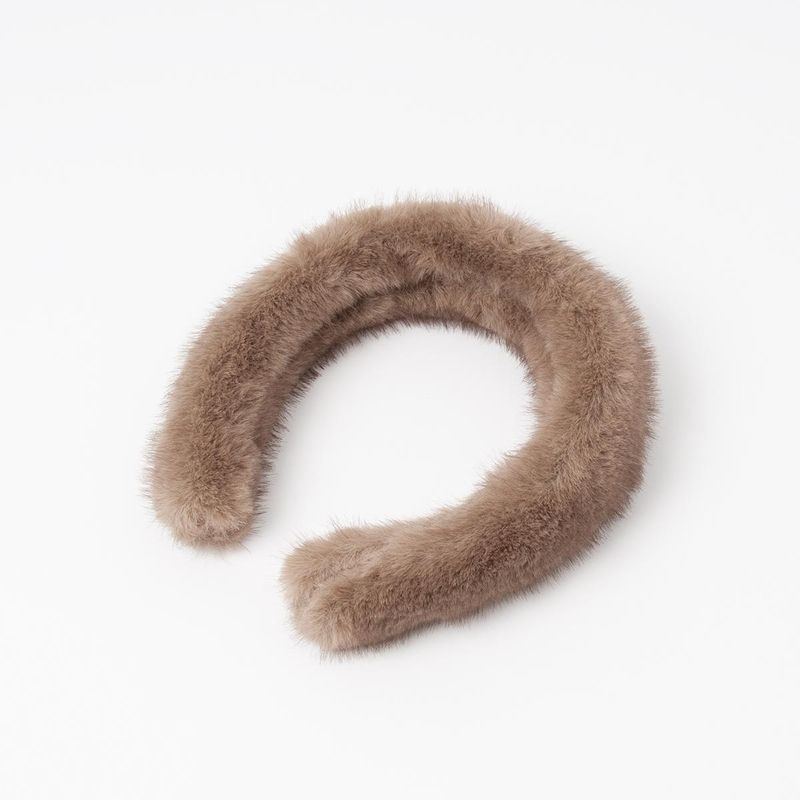 Beige hårbøyle i fuskpels – tidløs og elegant i 100 % polyester