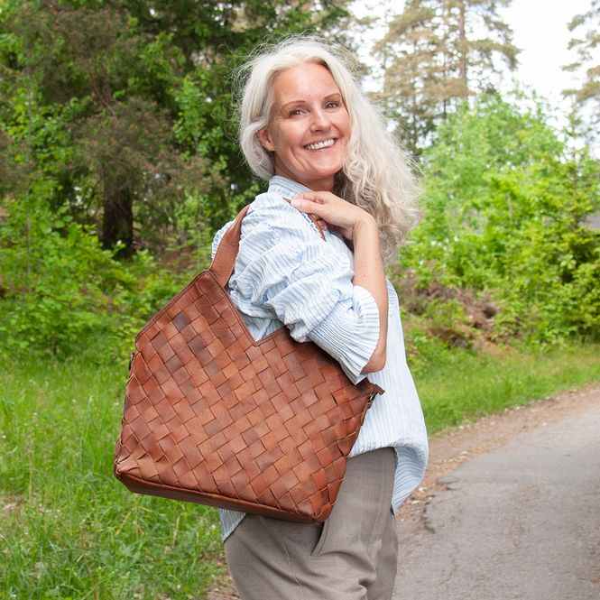 Hovedbilde LOUIS stor flettet shopper i skinn - brun