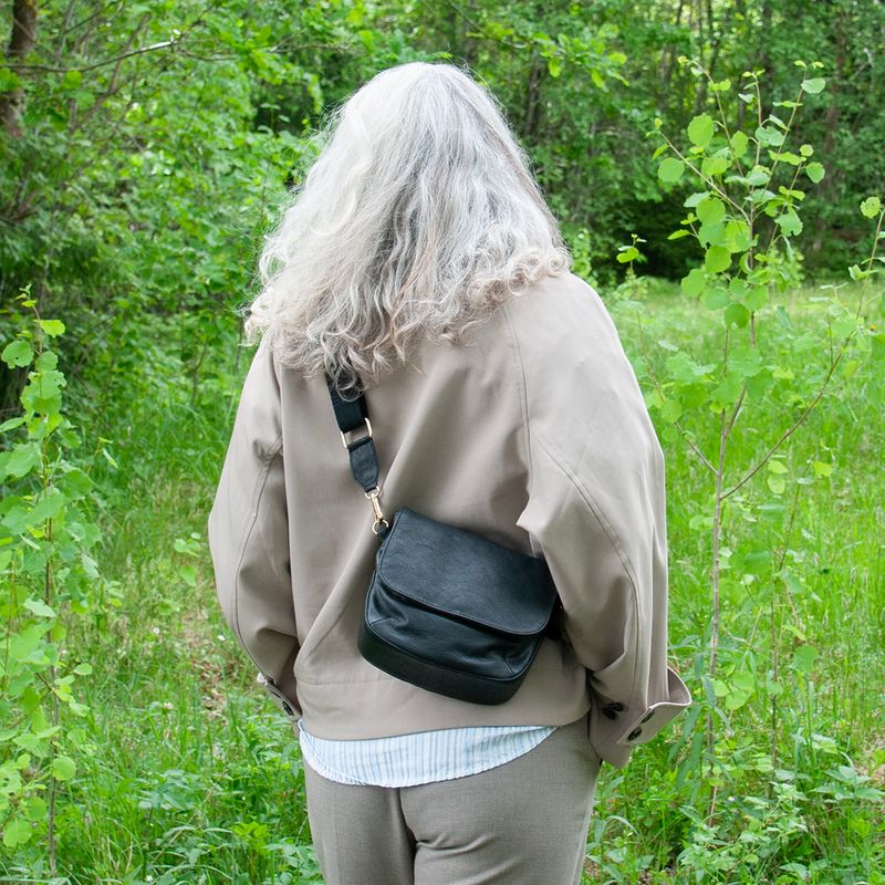 LEXI clutch i skinn - svart