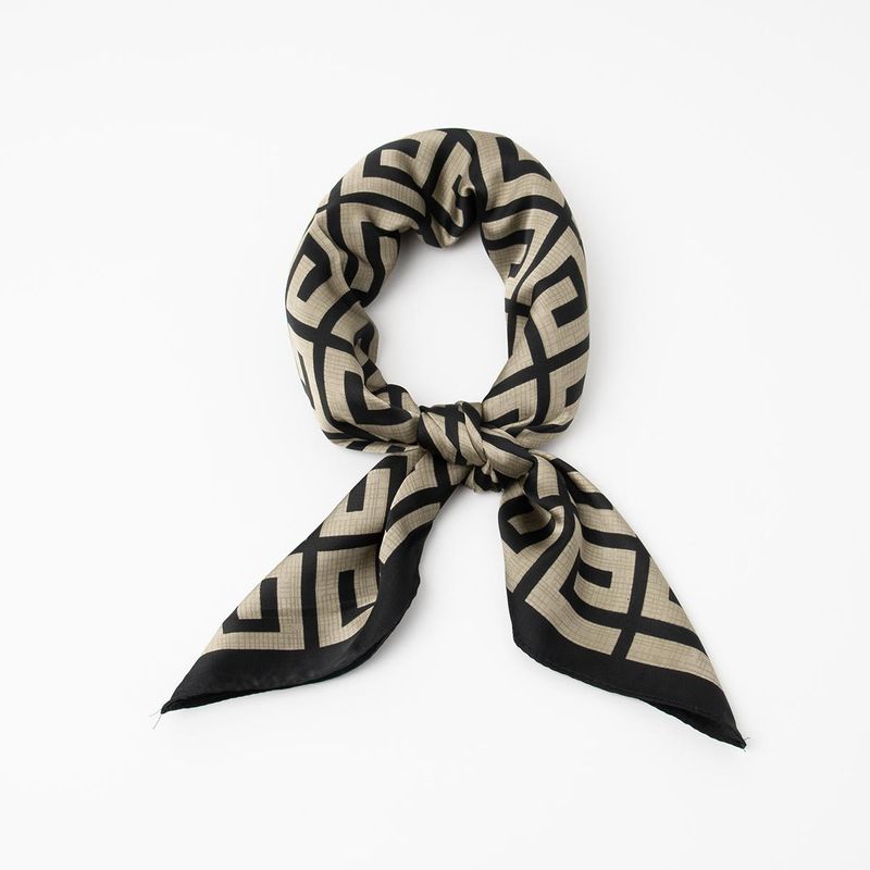 Lite skjerf beige-svart grafisk mønster 70x70 cm