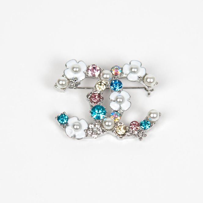 Huvudbild Brosch i silverfärgad metall - blommor med pärlor ...