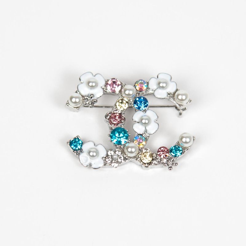 Brosje i sølvfarget metall - blomster med perler og farget strass 4,5 x 3,5 cm