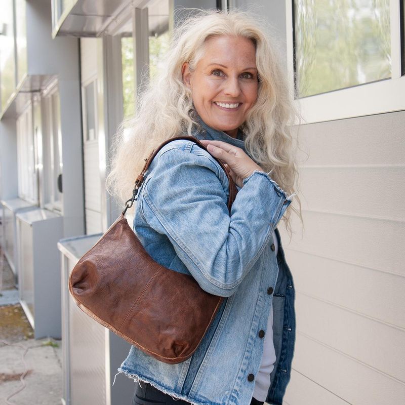 Skinnveske OLEA myk skinnveske med dobbel rem - Mørk brun