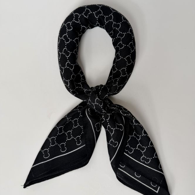 Hovedbilde Mønstret skjerf 70x70 cm – klassisk og ...
