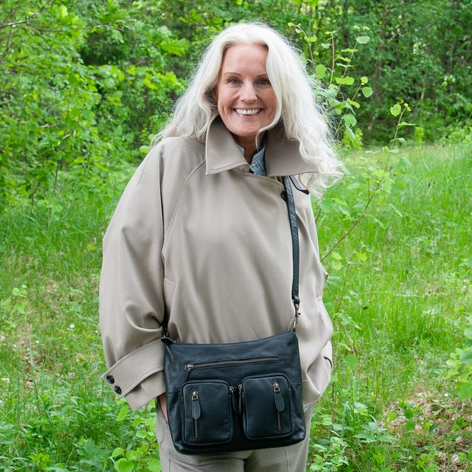 Hovedbilde FLAVIA veske med frontlommer i skinn - svart